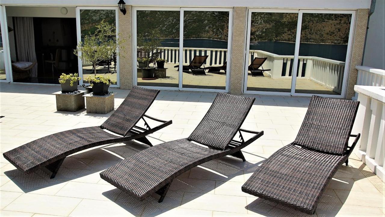 Penthouse Stoliv New Spa-Pool Villa Is Located 5M From The Sea, Exclusive Terrace,Private Jetty Wih Sunbeds, Pebble Beach, Secluded Location Total Area 375M2 At Your Disposal Kotor Exterior foto